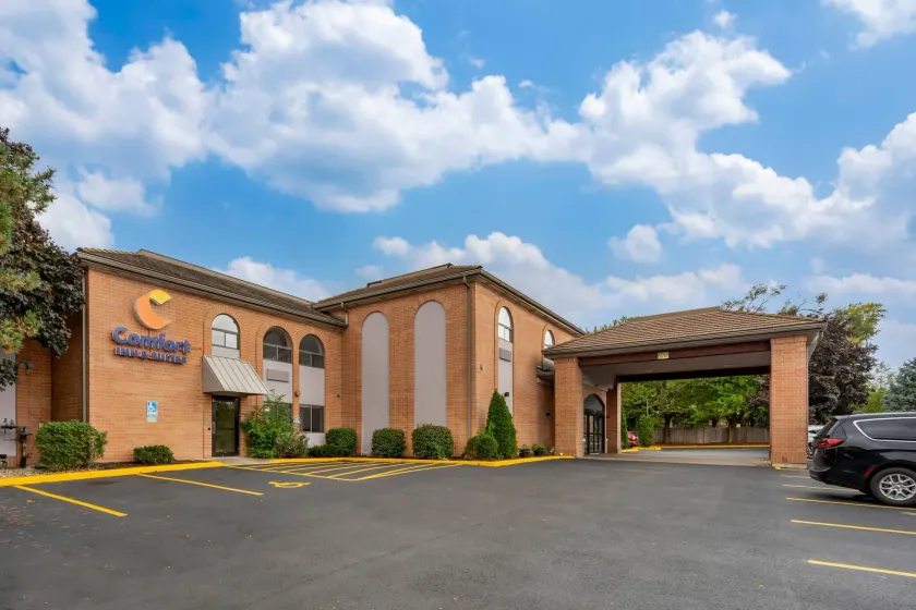 Comfort Inn & Suites Mundelein-Vernon Hills - Image 1