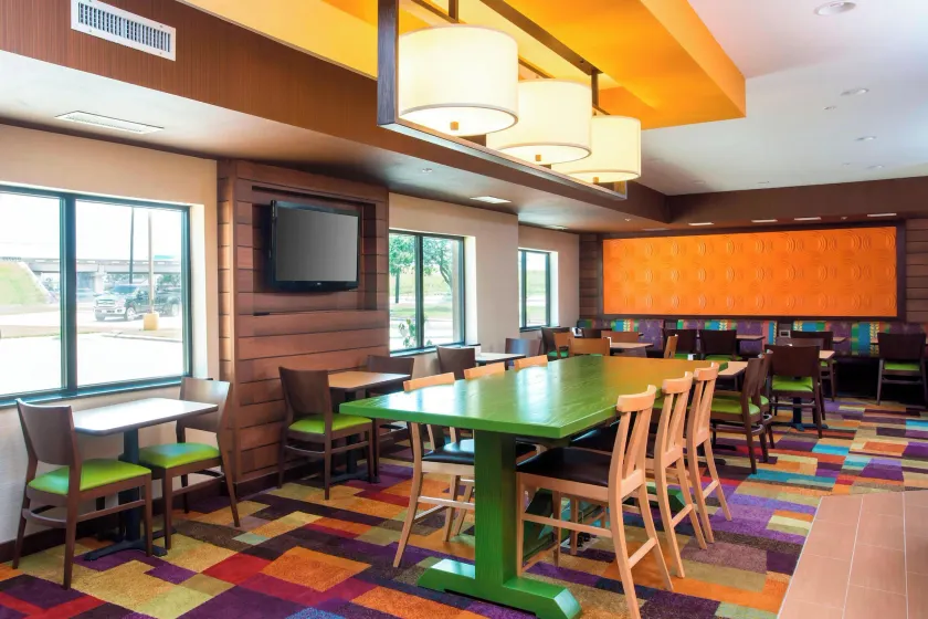 Fairfield Inn & Suites Victoria - Image 1