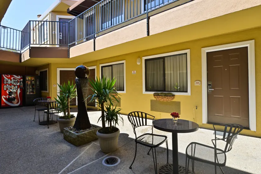 Inn by the sfo - Image 1