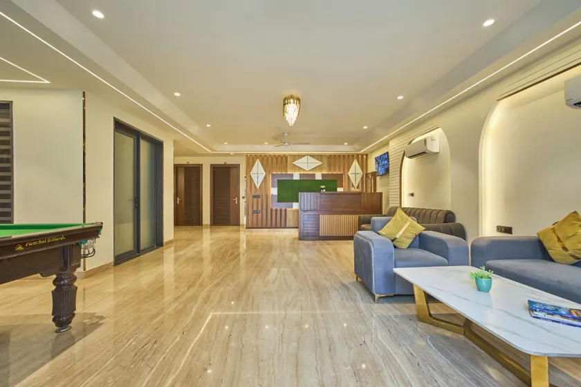 Hotel Golden Place 325E I Near Medanta Hospital I Best For Medical , Couples And corporate - Hall