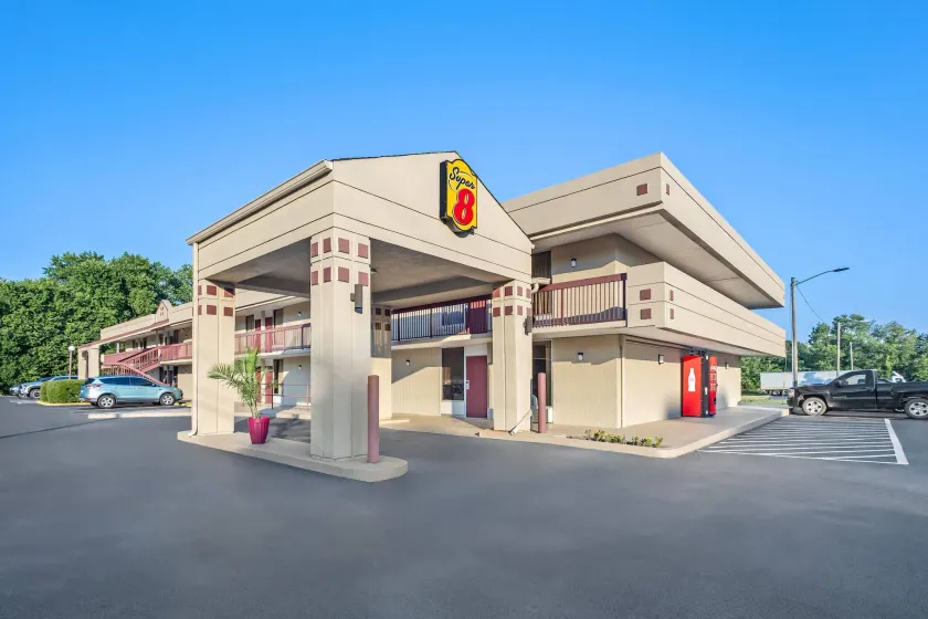 Super 8 by Wyndham Commerce - Image 1