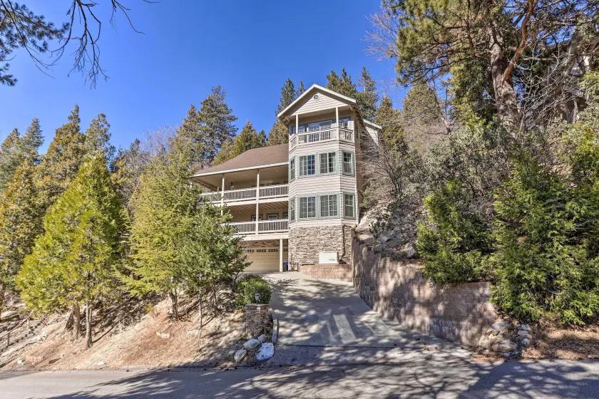 Huge Lake Arrowhead Home w/ 3 Decks & Grill! - Image 1