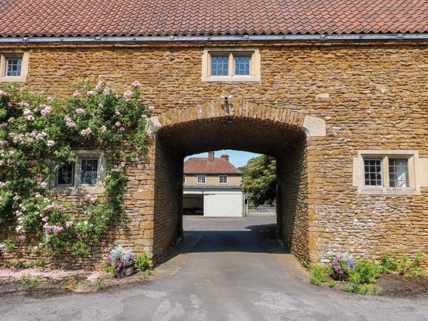 Stable Flat on Gorgeous Rural Farm - Image 1