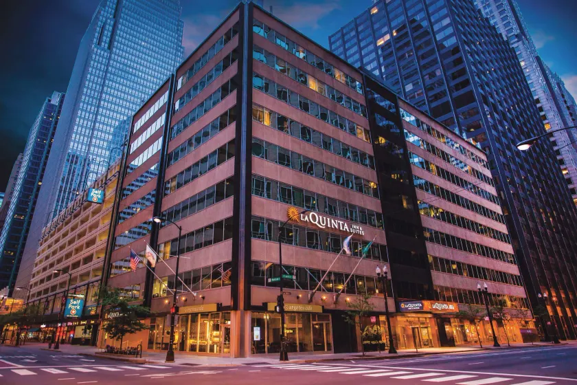 La Quinta Inn & Suites by Wyndham Chicago Downtown - Image 1