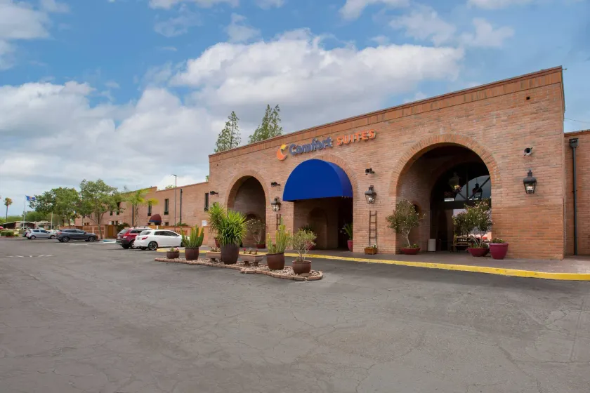 Comfort Suites Tucson near Sabino Canyon - Image 1