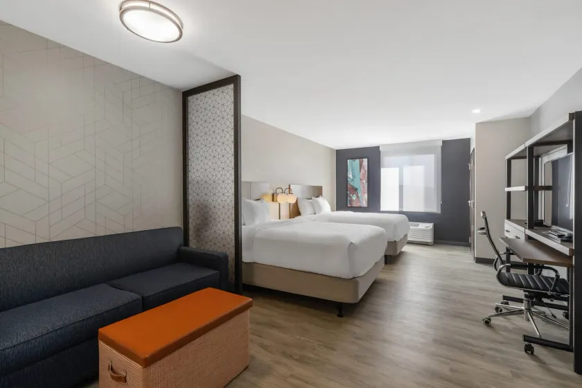 Everhome Suites Corona - Image 1