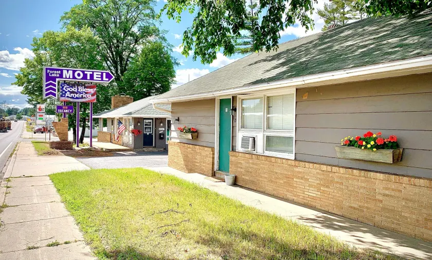 Forest Lake Motel - Image 1