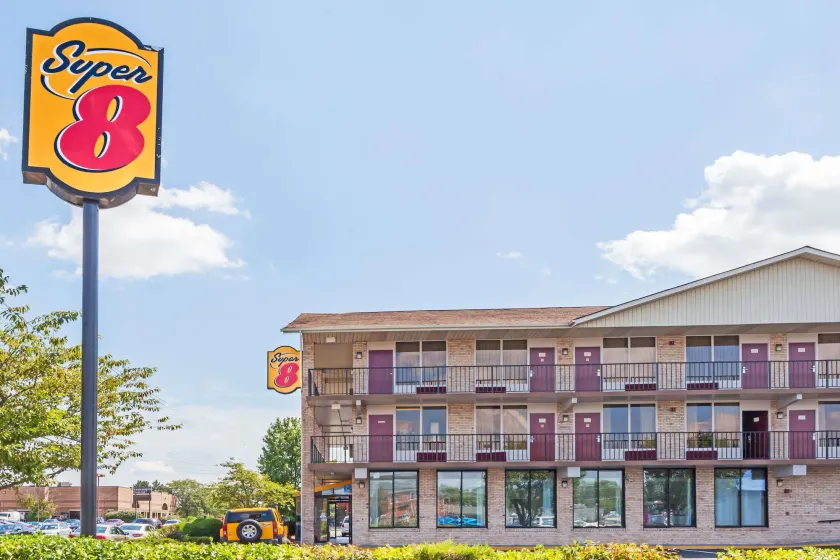 Super 8 by Wyndham Manassas - Image 1