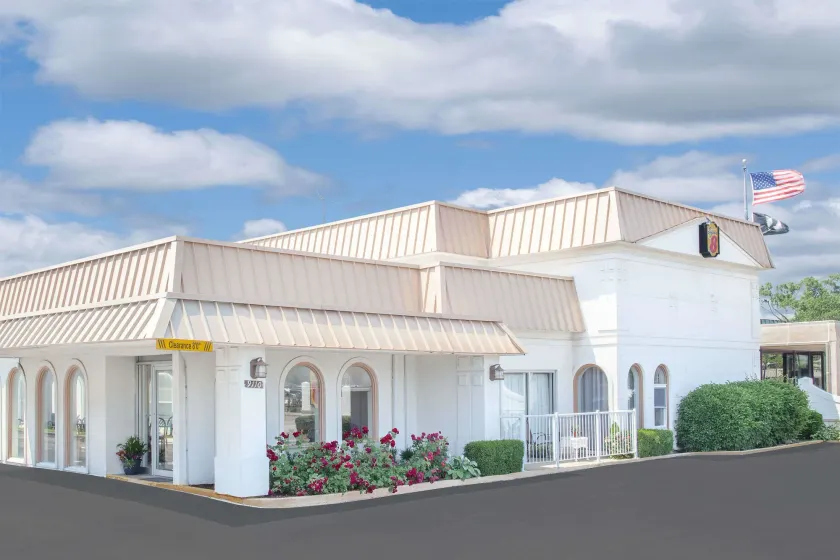 Super 8 by Wyndham Morton Grove/Chicago - Image 1