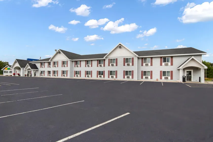 Baymont by Wyndham Marinette - Image 1