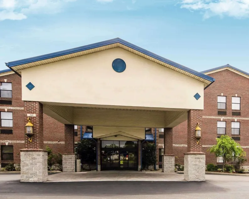 Quality Suites Jeffersonville - Louisville North - Image 1