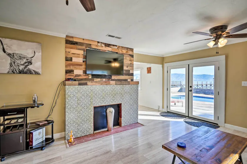 Waterfront Cottage w/ Private Pool & Lake View! - Vardagsrum