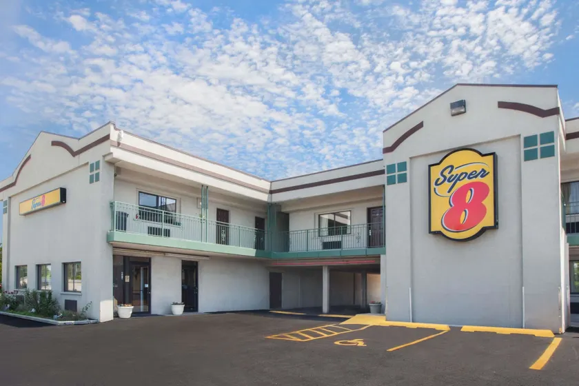 Super 8 by Wyndham Chicago/Rosemont/O'Hare/SE - Image 1
