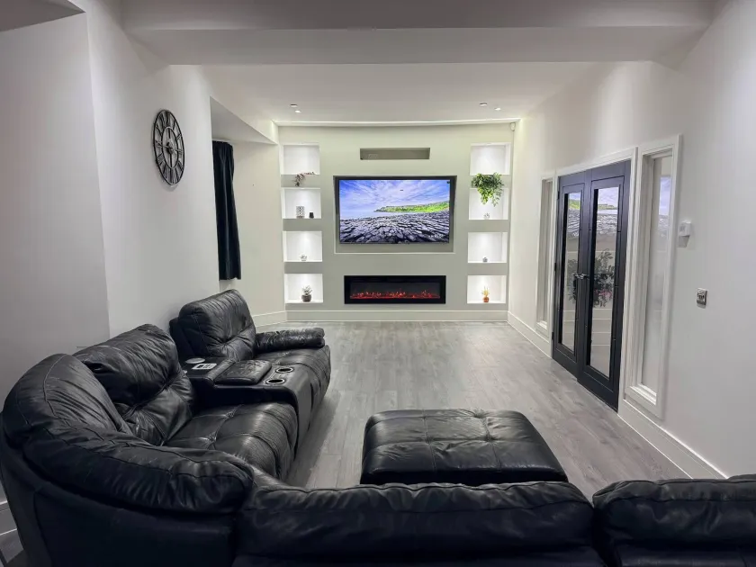 Luxury home 5 bedroom 3 bathroom games room parking - Image 1