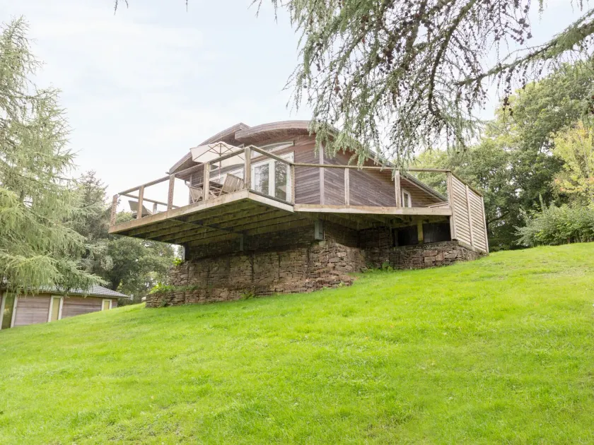 6 Lake View - Image 1