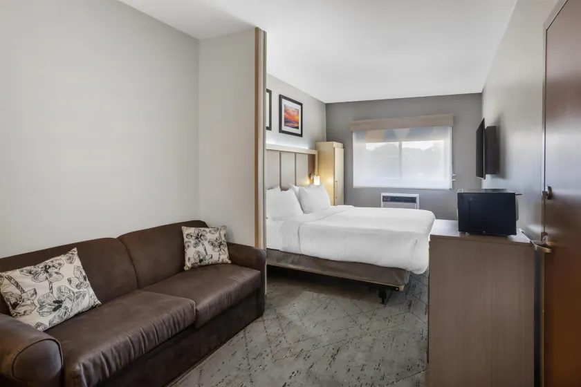 Best Western Roslyn-Long Island Hotel - Image 1