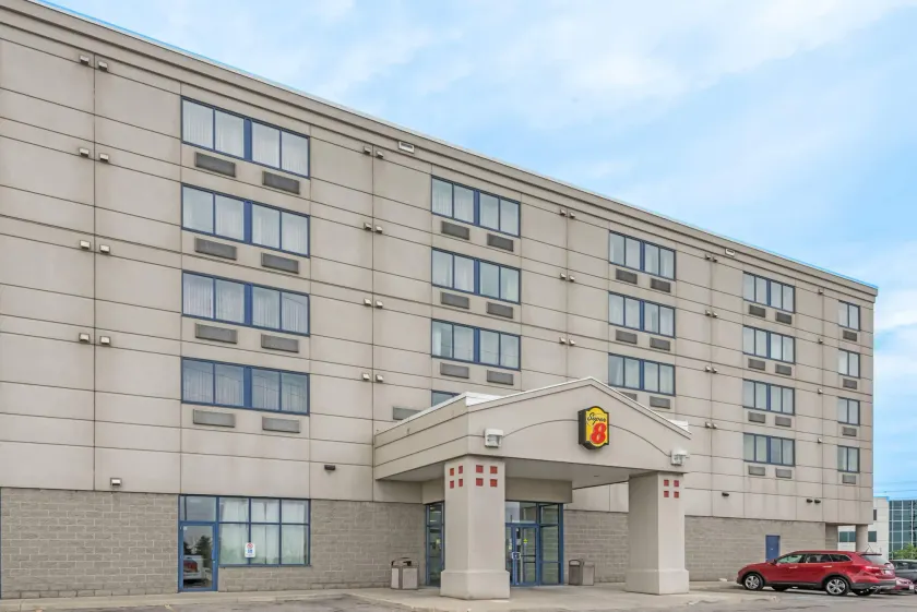 Super 8 by Wyndham Mississauga - Image 1
