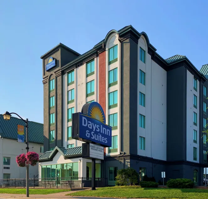 Days Inn by Wyndham Niagara Falls Centre St By the Falls - Image 1