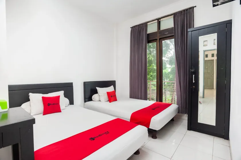 RedDoorz Syariah near Grand Galaxy Park - Image 1