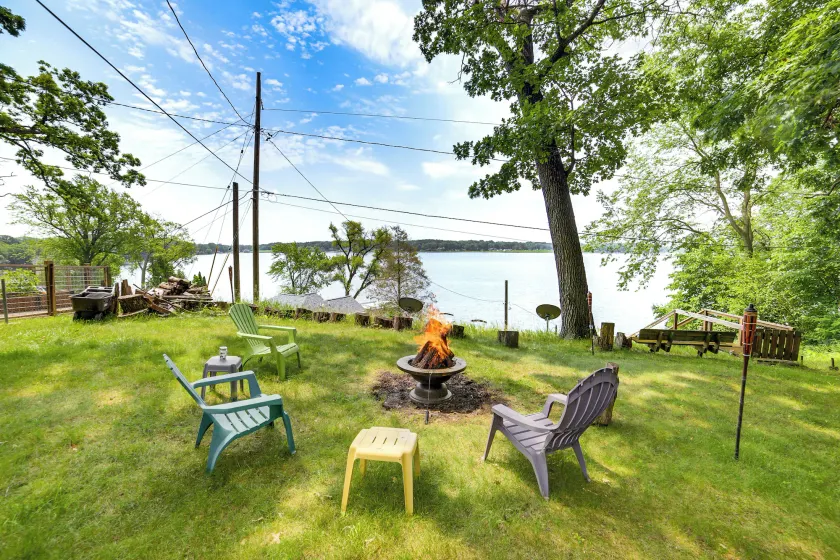 Michigan Lakefront Retreat w Kayaks & 2 Decks - Image 1