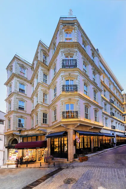 Meroddi Barnathan Hotel - Image 1