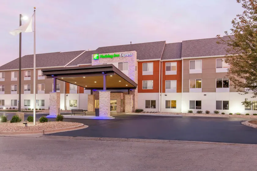 Holiday Inn Express & Suites Chicago West - St Charles by IHG - Image 1