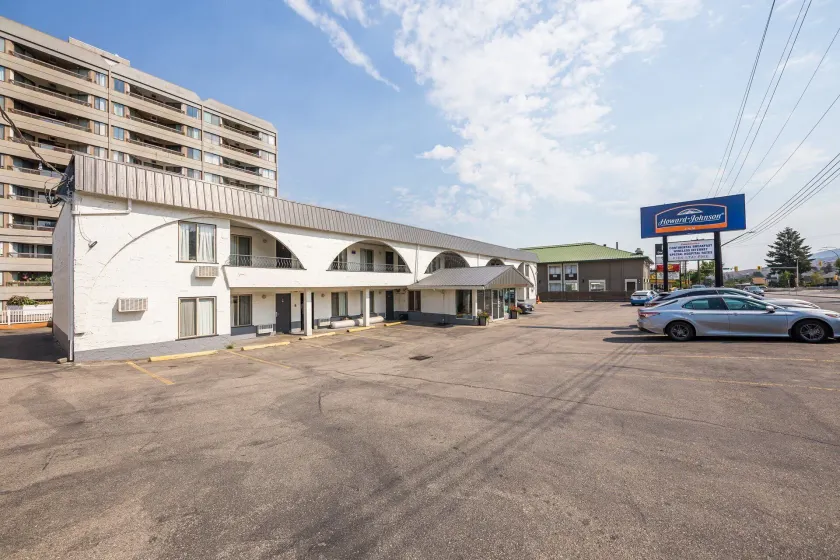 Howard Johnson by Wyndham Downtown Kamloops - Image 1