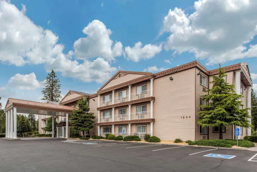 Comfort Inn Mount Shasta Area - Image 1