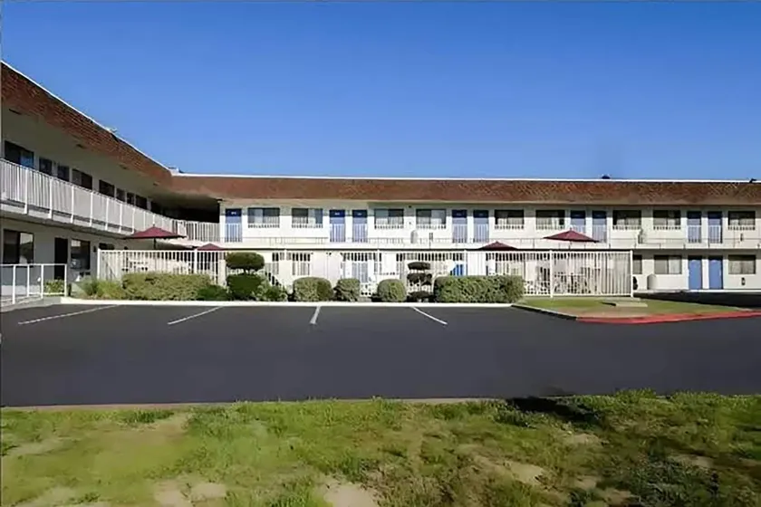 Super 8 by Wyndham Turlock - Image 1