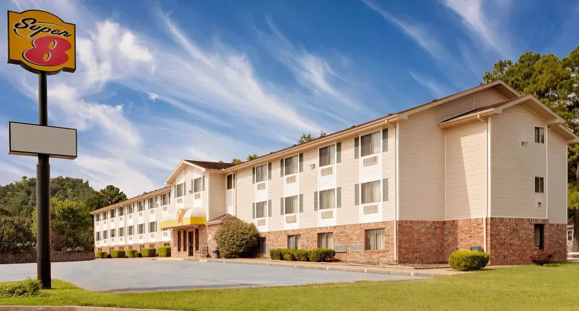 Super 8 by Wyndham Fayetteville - Image 1