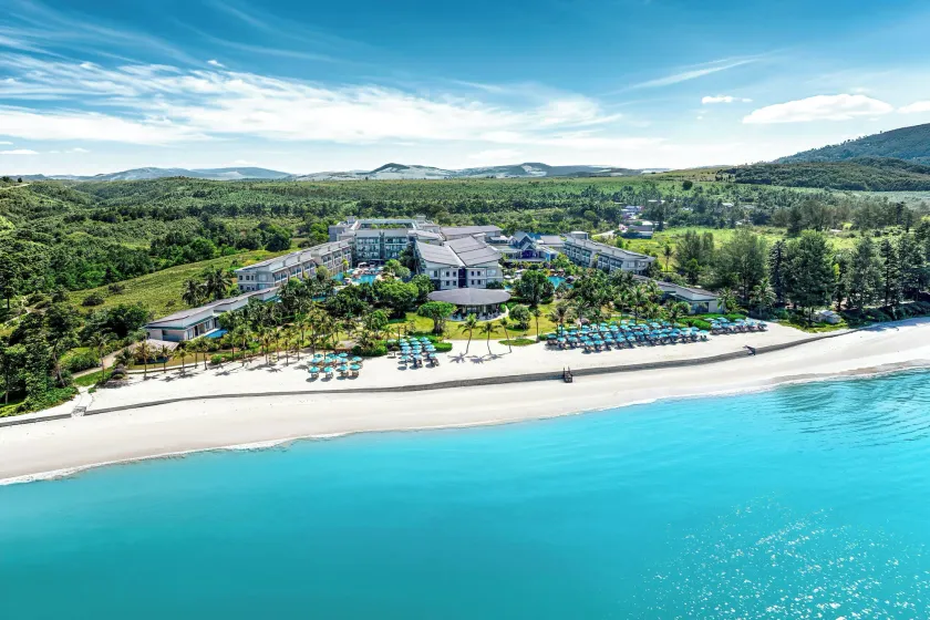Le Meridien Khao Lak Resort & Spa - Image 1