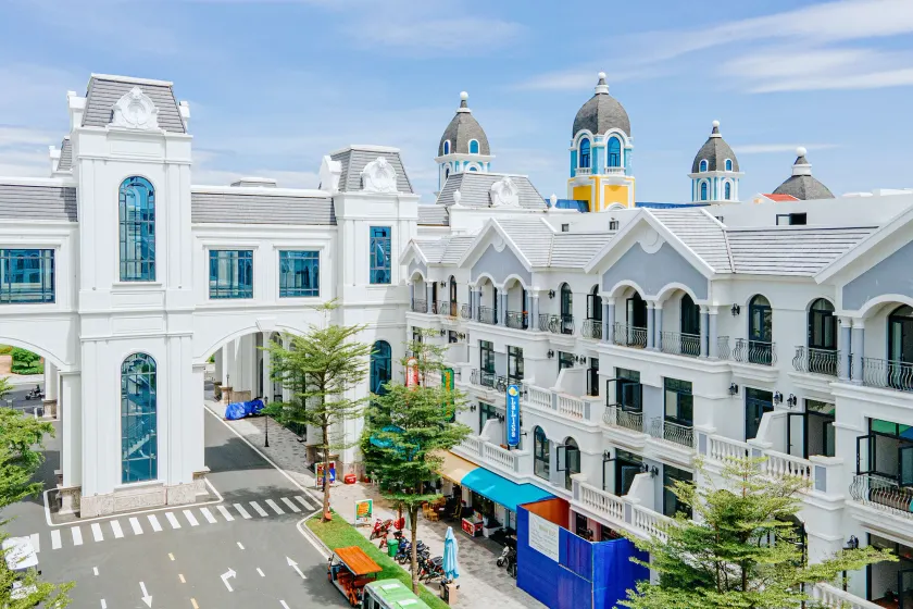Lalisa Hotel Grand World Phu Quoc - Image 1