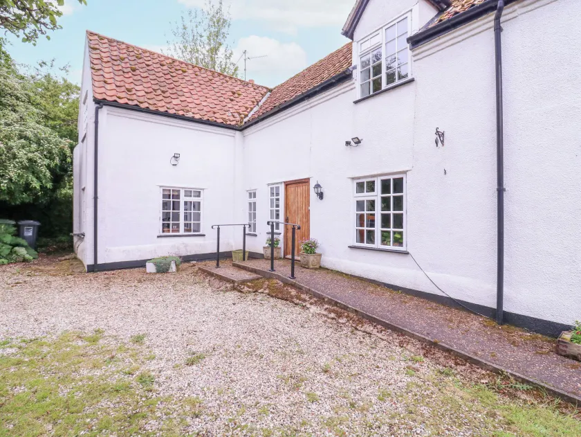 White House Cottage - Image 1