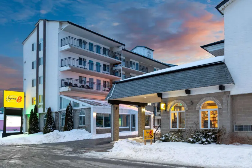 Super 8 by Wyndham Niagara Falls by the Falls - Image 1