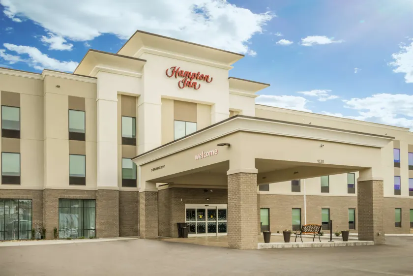 Hampton Inn Newport - Image 1