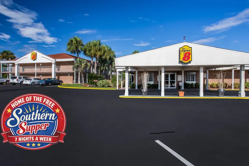 Super 8 by Wyndham Lake City - Image 1