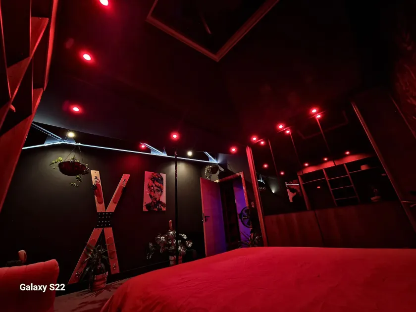 Aka Love'Room - Image 1
