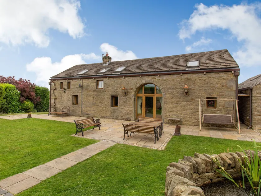 Rough Bank Barn - Image 1