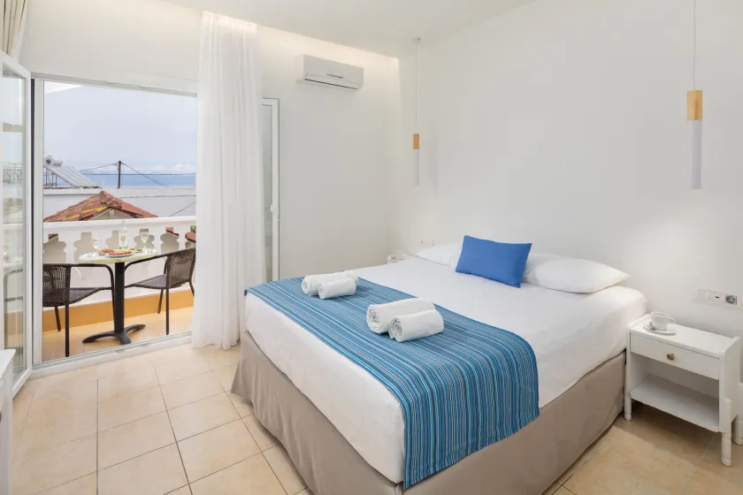Bella Vista Beach Hotel - Image 1