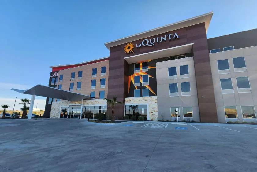 La Quinta Inn & Suites by Wyndham Del Rio - Image 1