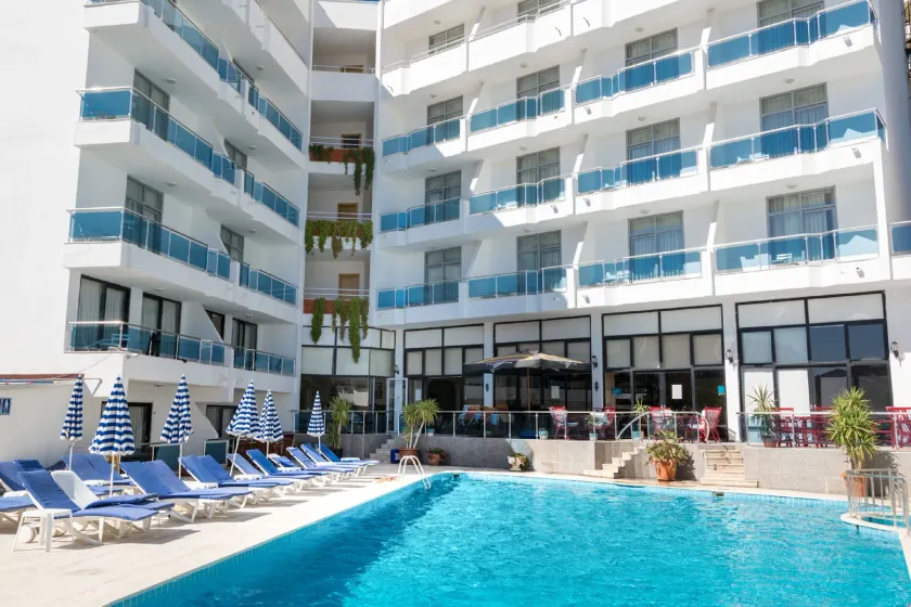 Ponz Hotel - Image 1