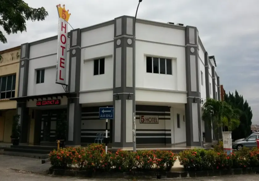 Five Hotel - Image 1