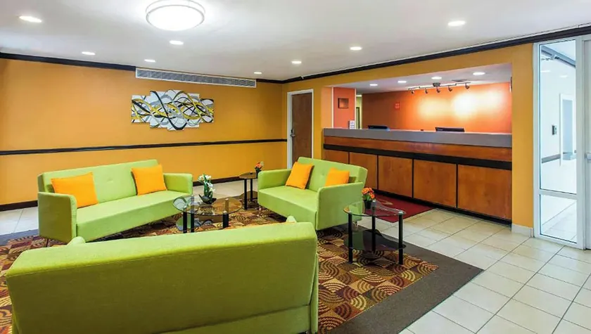 Studios & Suites 4 Less Charlotte - Vestíbulo