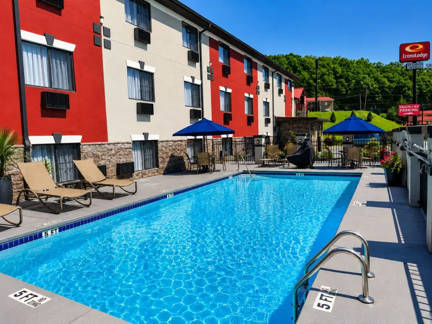 Econo Lodge Cartersville-Emerson Lake Point - Image 1