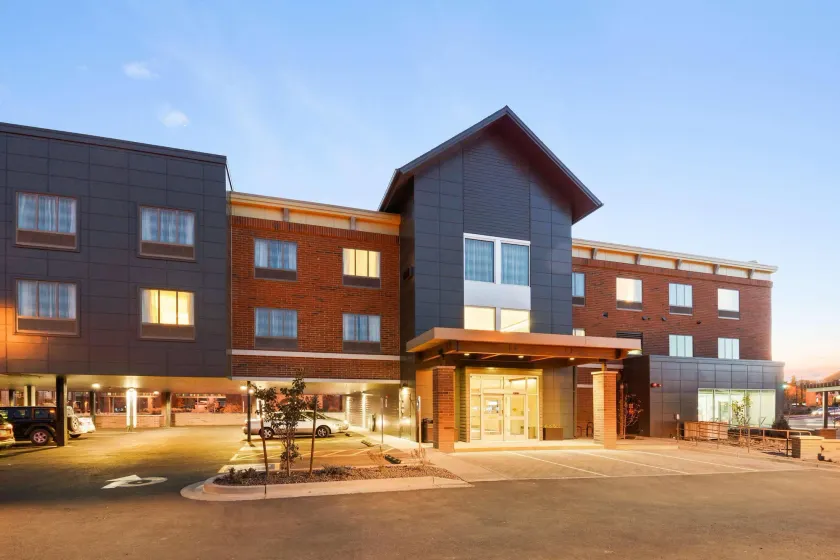 Country Inn & Suites by Radisson, Flagstaff Downtown, AZ - Image 1