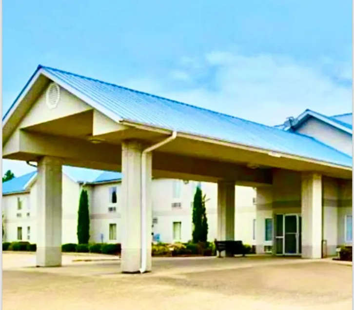 Comfort Crest Inn Smackover - Image 1