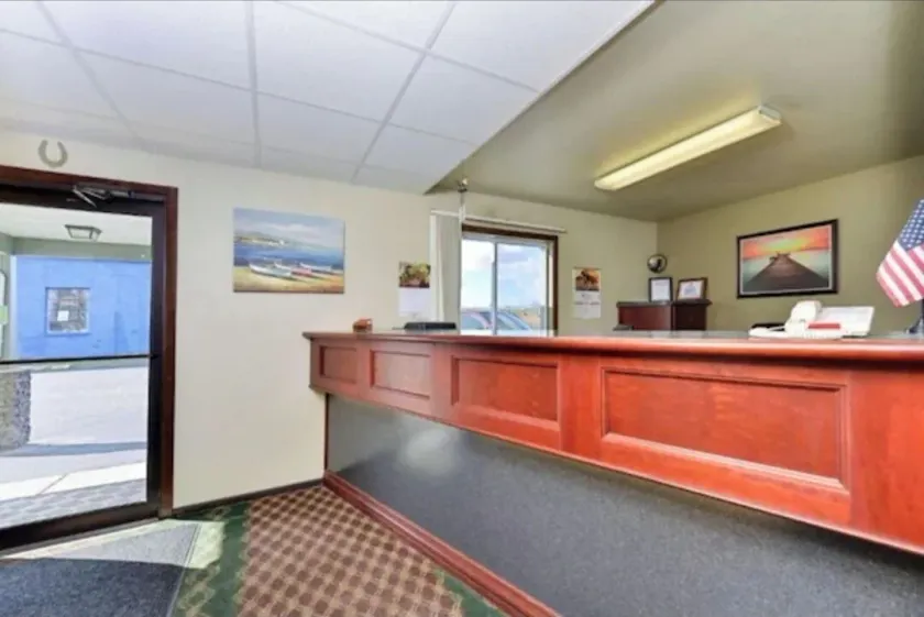 EconoLux Inn - Lobby