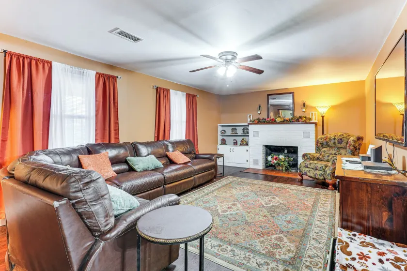 < 1 Mi to Main St Berryville: Spacious Family Home - Image 1