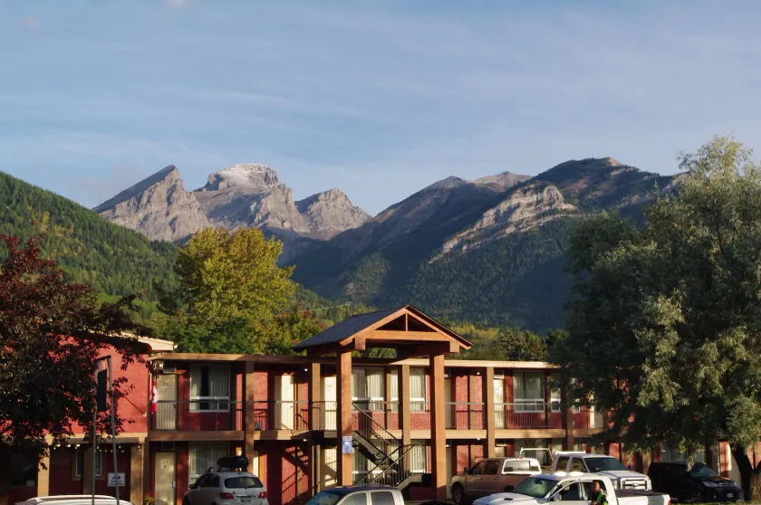 EasyStay Inn & Suites Fernie - Image 1