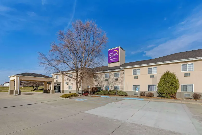 Sleep Inn & Suites Charles City - Image 1
